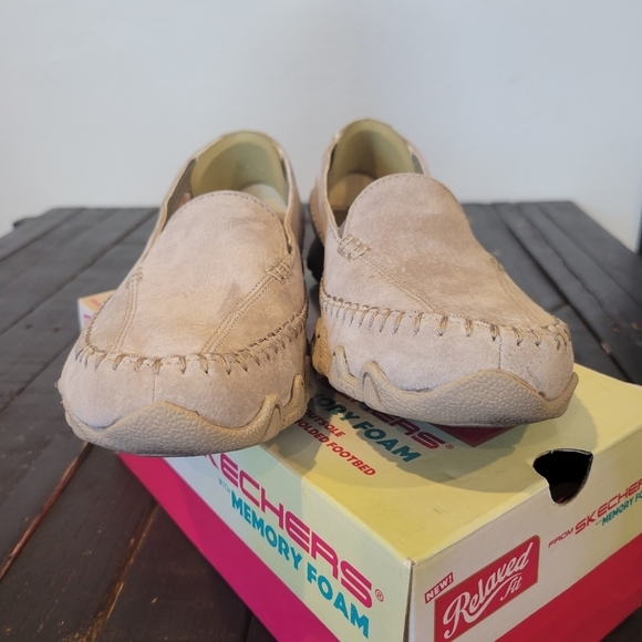 Skechers Memory Foam Grey Taupe Greige Loafers Women's 7.5 Relaxed Fit Suede Box - Picture 2 of 8